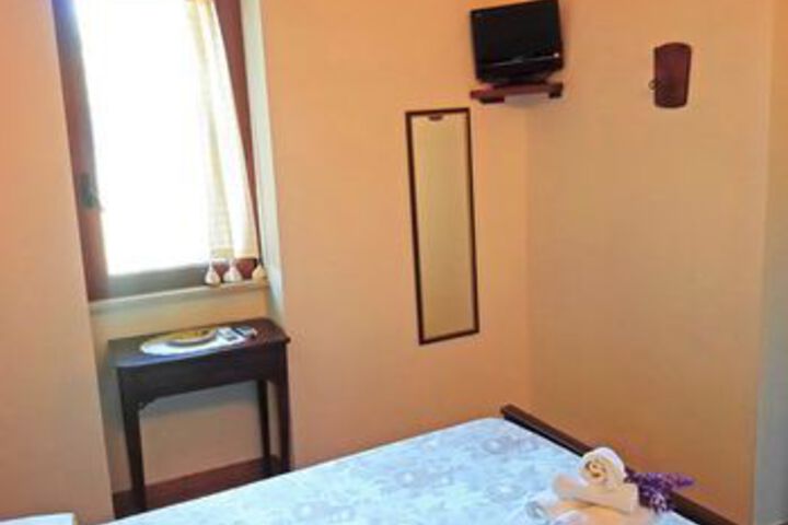 Room 11 of 16