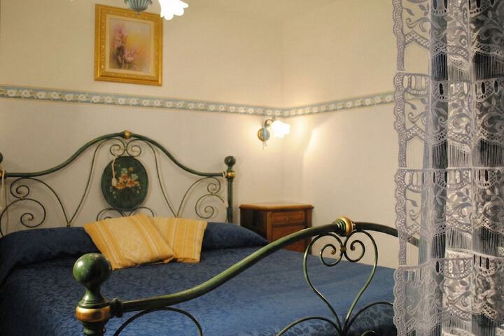 Room 4 of 8