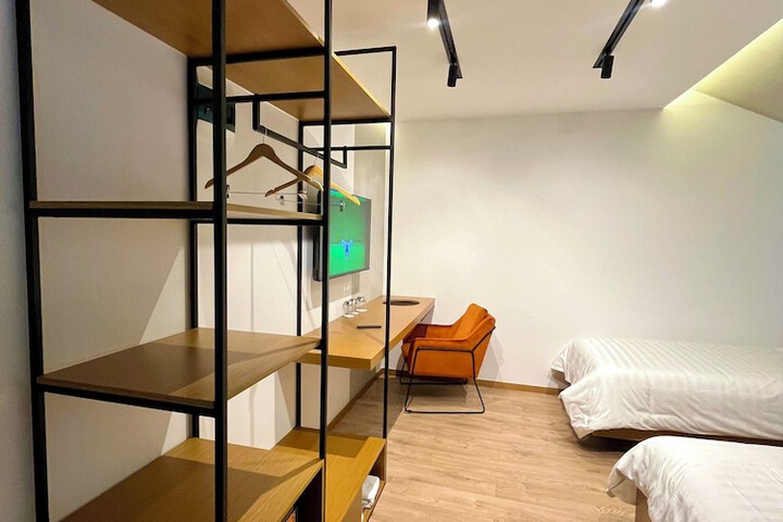 Room 15 of 27