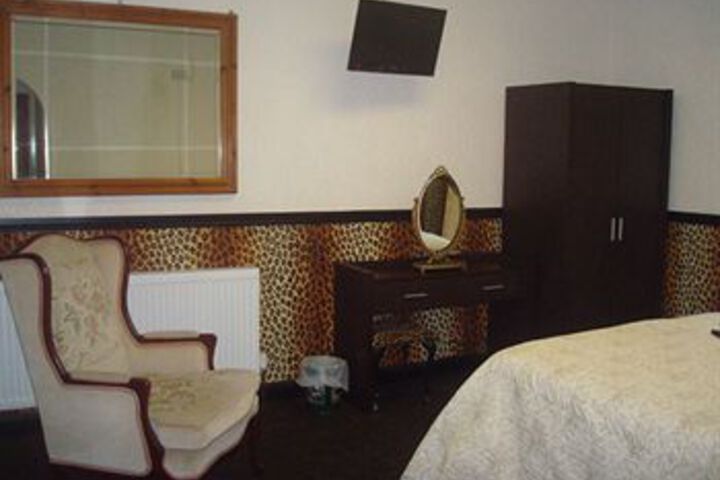 Room 6 of 16