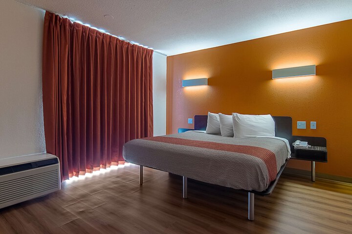 1 King Bed (3 of 15)