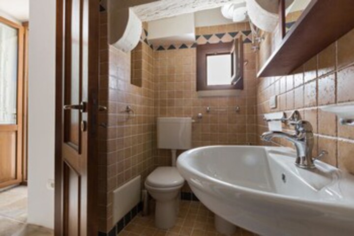 Room 4 of 16