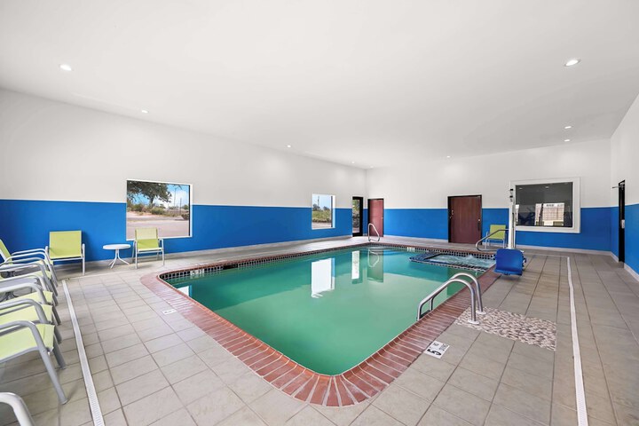 Hotel Pool