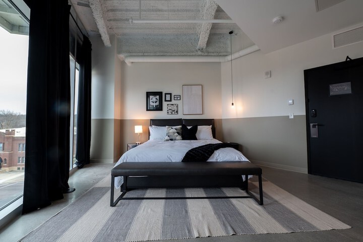 1 King Bed (13 of 19)