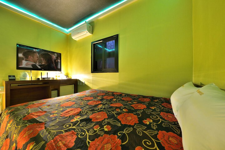 Room 17 of 18
