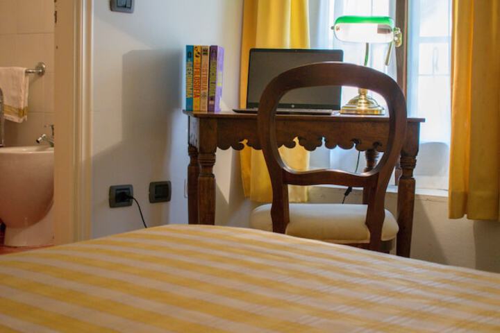 Room 8 of 18
