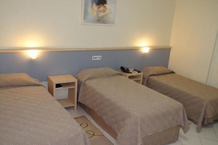Room 13 of 36