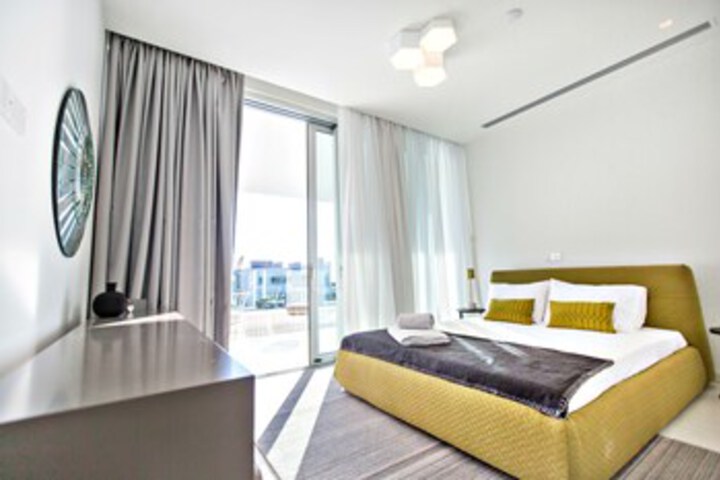 Room 12 of 32