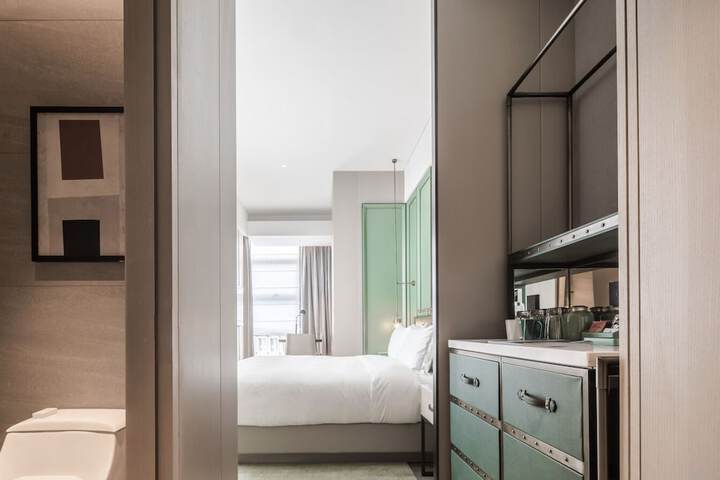Room 21 of 46