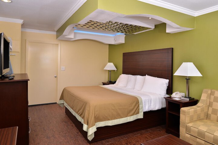 1 King Bed Mobility Accessible (5 of 10)