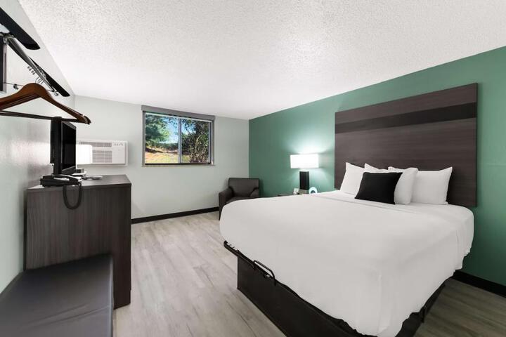 1 Queen Bed (3 of 15)