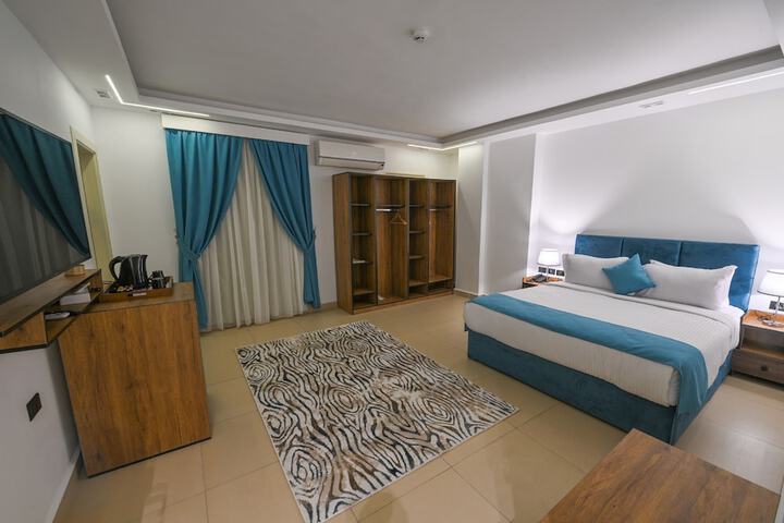 Room 10 of 16