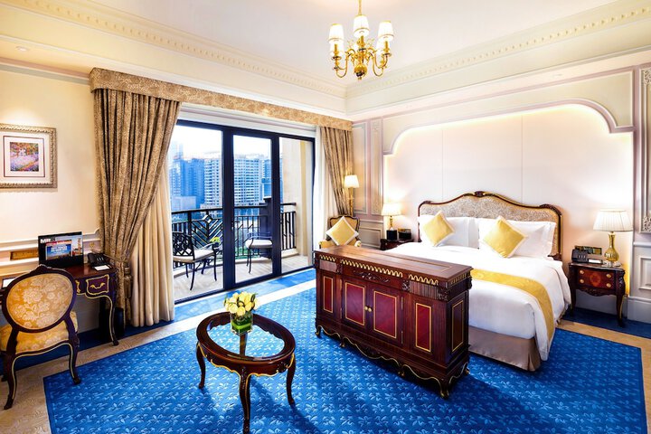 Room 4 of 77