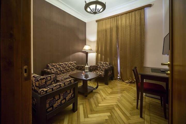 Room 7 of 43