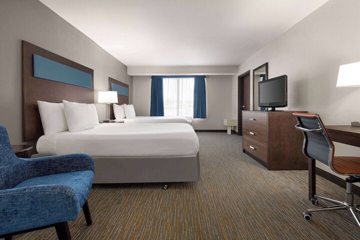 2 Queen Beds (1 of 19)
