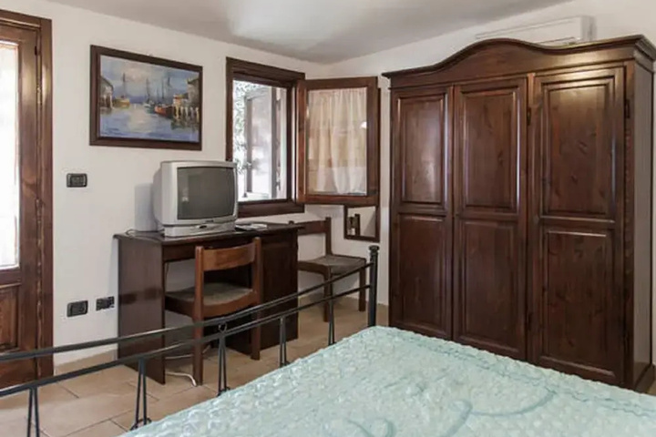 Room 5 of 15