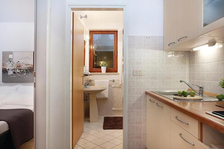 Room 5 of 12