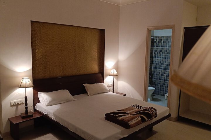 Room 5 of 12