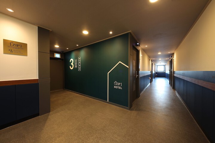 Ballroom/Hall 79 of 100