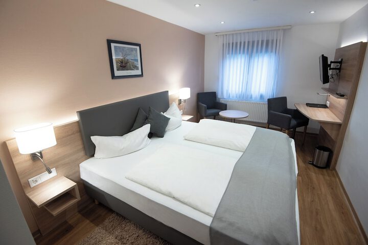 Room 4 of 9