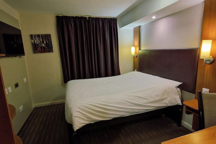 Room 9 of 16