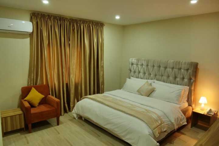 Room 17 of 38