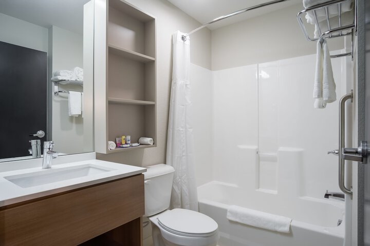 1 Queen Bed Accessible Room (2 of 25)