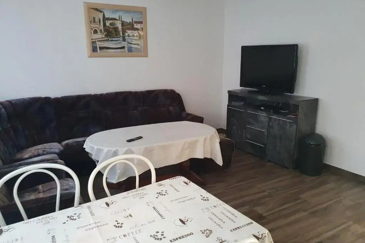 Room 6 of 10