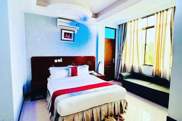 Room 29 of 143