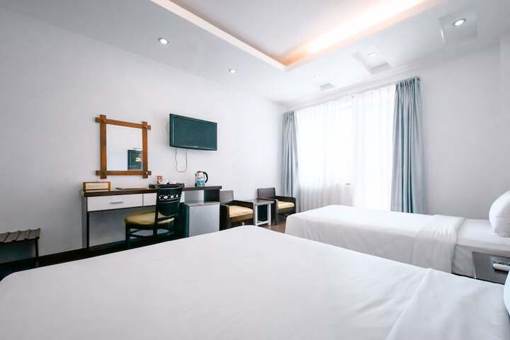 Room 3 of 117