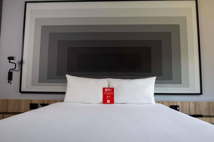 Room 26 of 61