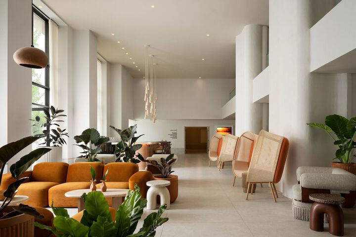 Lobby lounge