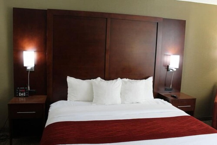 1 King Bed (5 of 15)