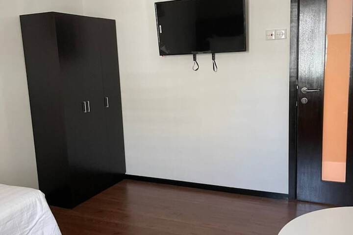 Room 11 of 80