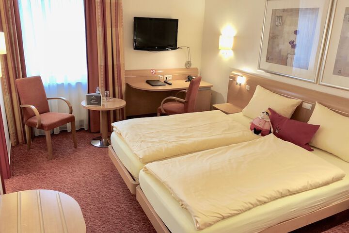 Room 25 of 102