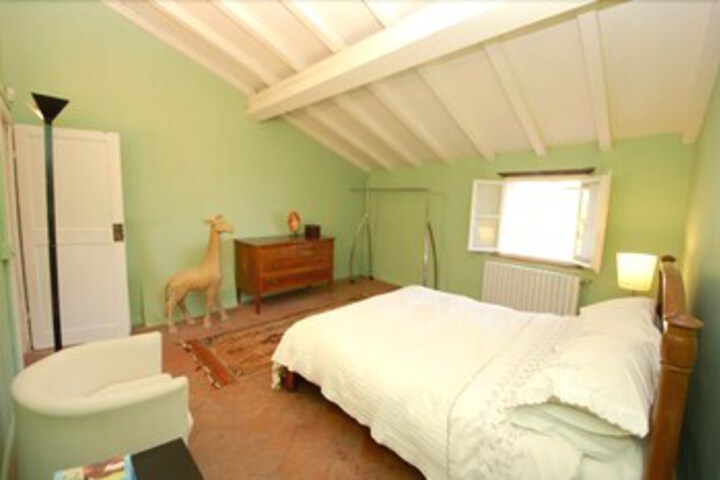 Room 8 of 9