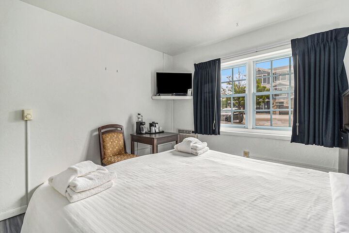 Economy Queen Bed Lake View Patio (28 of 82)
