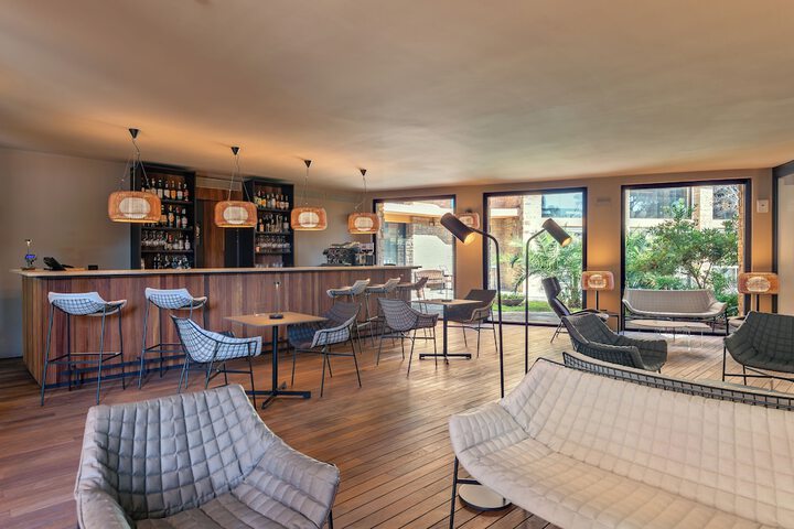 Lounge 69 of 78