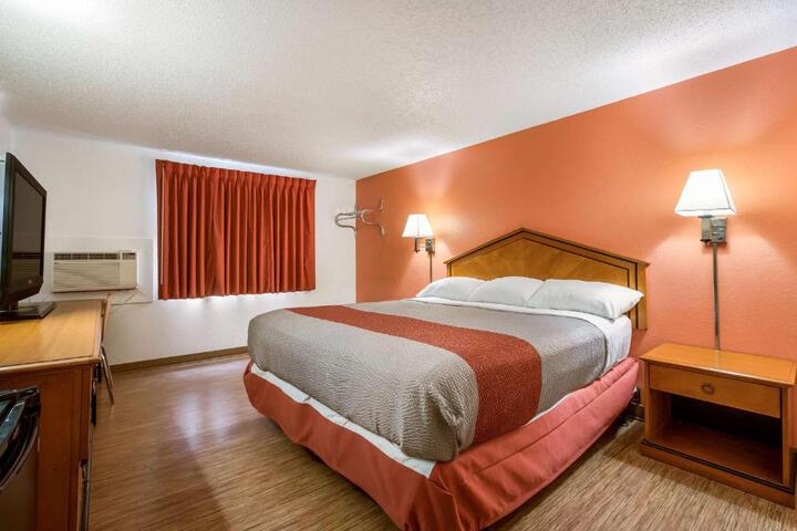 1 King Bed (2 of 7)