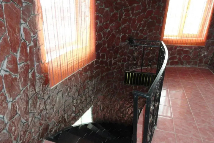 Room 4 of 10