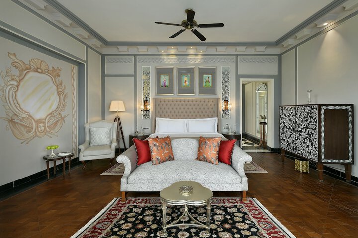 Room 5 of 320