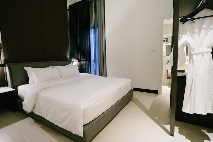 Room 6 of 33