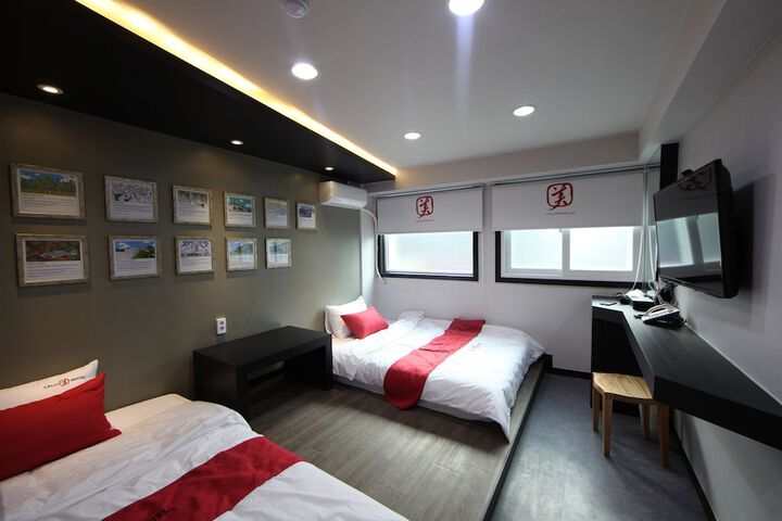 Room 7 of 42