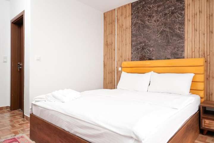Room 4 of 32