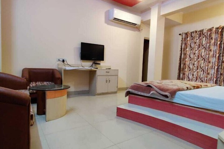 Room 8 of 18