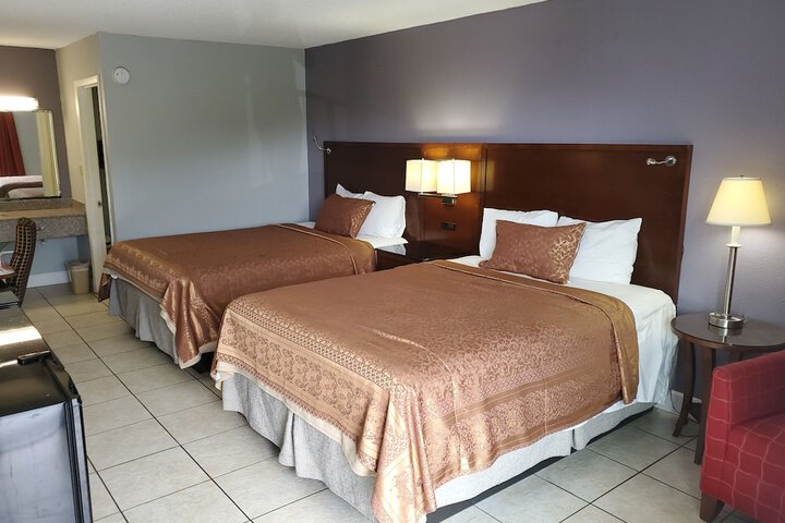 2 Queen Beds (4 of 13)