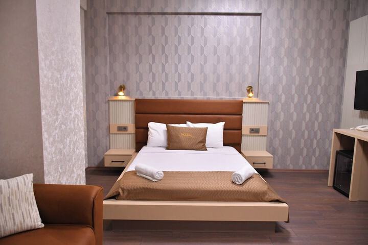 Room 6 of 18