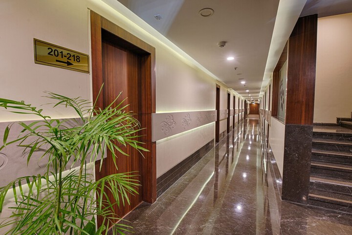Ballroom/Hall 27 of 28