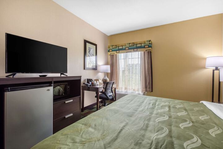 1 King Bed (10 of 15)