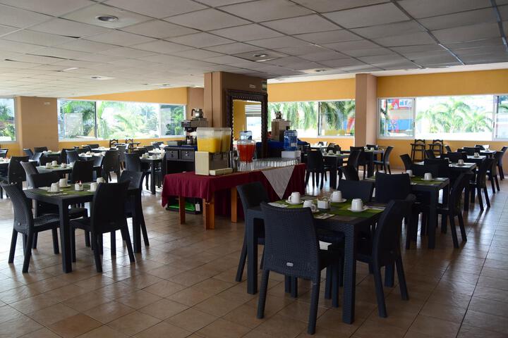 Dining 82 of 93